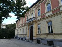 Lučbeni zavod (kemijski laboratorij) na Trgu Josipa Juraja Strossmayera  Bogati krovni vijenac dekoriran je zgrafito zidnim ukrasima i kartušama s imenima znamenitih kemičara.